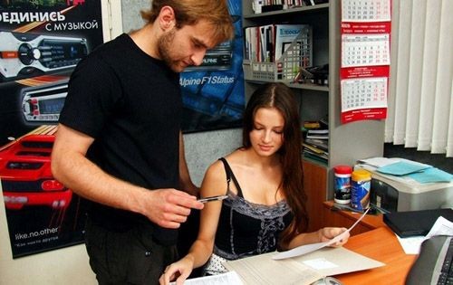 Член жадно движется в киске брюнетки Член жадно движется в киске брюнетки