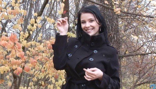 Красотка гуляя на природе показывает свое шикарное тело Красотка гуляя на природе показывает свое шикарное тело
