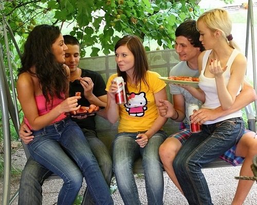 Девушка осталась одна с своим другом и была трахнута Девушка осталась одна с своим другом и была трахнута