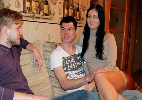 Девчонка помылась в душе и после была трахнута другом Девчонка помылась в душе и после была трахнута другом