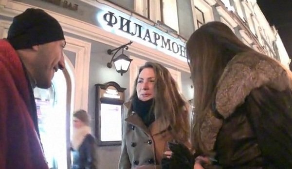 Омар снял телочку у филармонии Омар снял телочку у филармонии