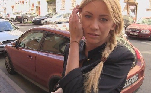 Ксюша дает своему другу на камеру Ксюша дает своему другу на камеру