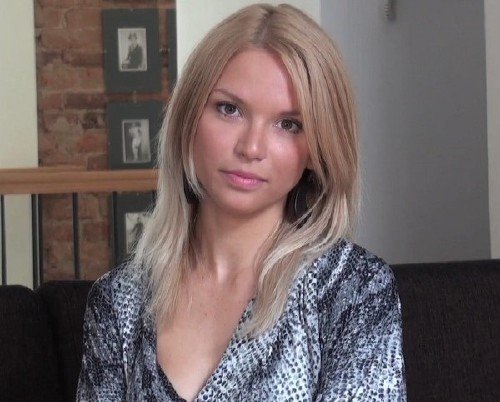 Надя раздвигает ножки на кастинге Надя раздвигает ножки на кастинге