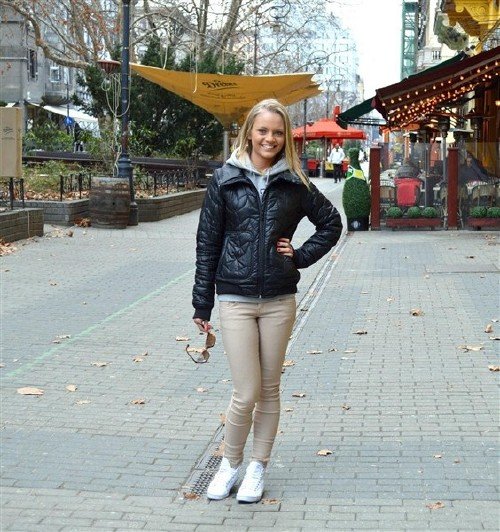 Светловолосая красавица одна дома Светловолосая красавица одна дома