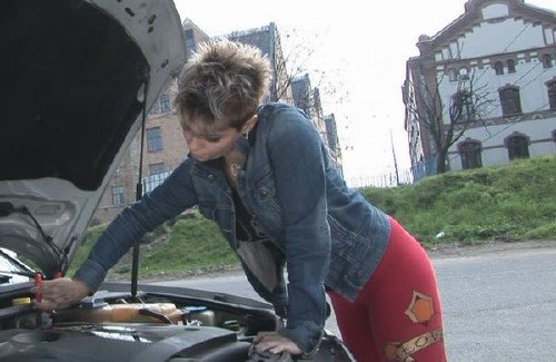Мужик помог женщине с машиной Мужик помог женщине с машиной