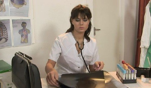 Симпатичная медсестричка знает подход к своим пациентам Симпатичная медсестричка знает подход к своим пациентам