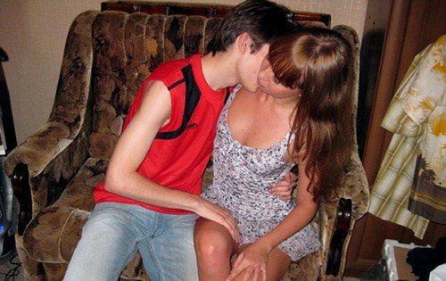 Вошел в нежную бритую киску своей подружки Вошел в нежную бритую киску своей подружки