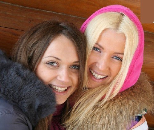 Парни покатали двух симпатичных подруг Парни покатали двух симпатичных подруг