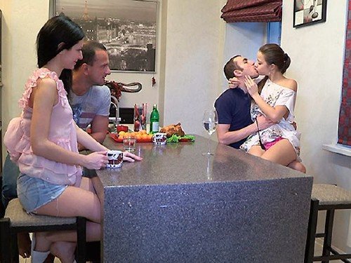 Девчонки решили остатся у парней Девчонки решили остатся у парней