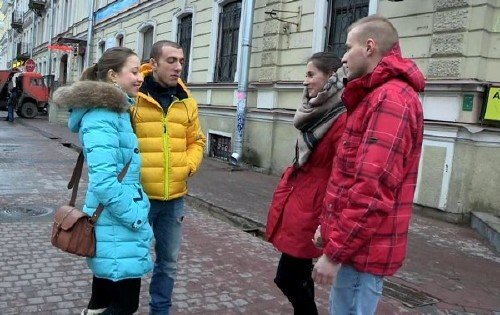 Парни устроили девушка свидании Парни устроили девушка свидании