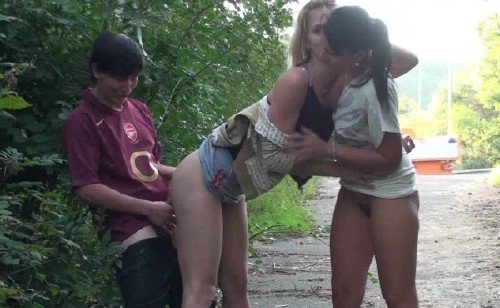 Девчонки удовлетворяют бедного студента Девчонки удовлетворяют бедного студента