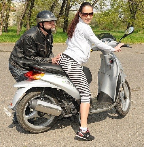 Племянницу прокатнул на скутере Племянницу прокатнул на скутере