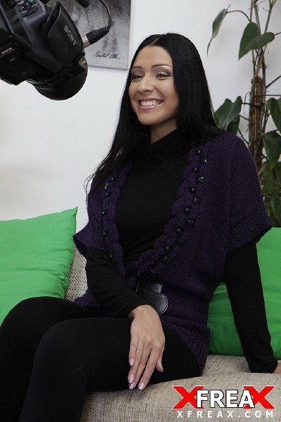 Рита на камеру удовлетворяет парня Рита на камеру удовлетворяет парня