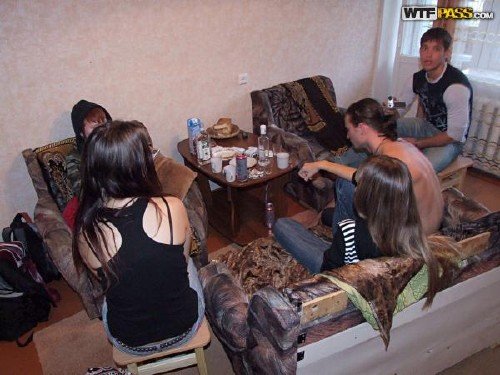 Секс симпатичными но уже пьяными девчонками Секс симпатичными но уже пьяными девчонками