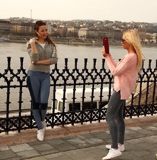 Парни не зря подошли к этим красоткам Парни не зря подошли к этим красоткам