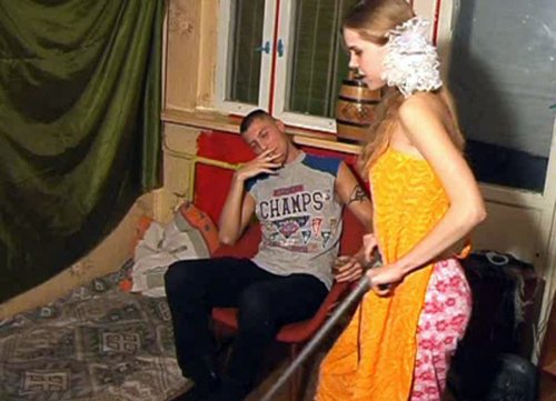 Привязал свою девушку к батареи и трахнул ее в попу Привязал свою девушку к батареи и трахнул ее в попу