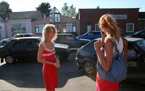 Парням удалось уговорить одну из этих подруг на секс Парням удалось уговорить одну из этих подруг на секс