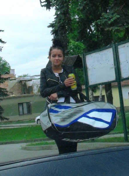Юная девчонка сильно замерзла и решила воспользоваться попуткой Юная девчонка сильно замерзла и решила воспользоваться попуткой