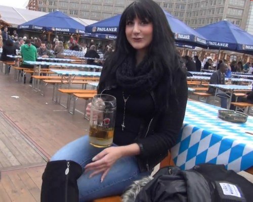 На пивном фестивале нашла место для секса На пивном фестивале нашла место для секса
