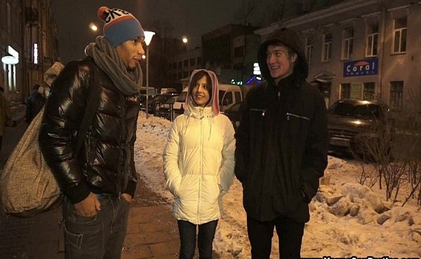 Красотке всунут член глубоко внутрь Красотке всунут член глубоко внутрь
