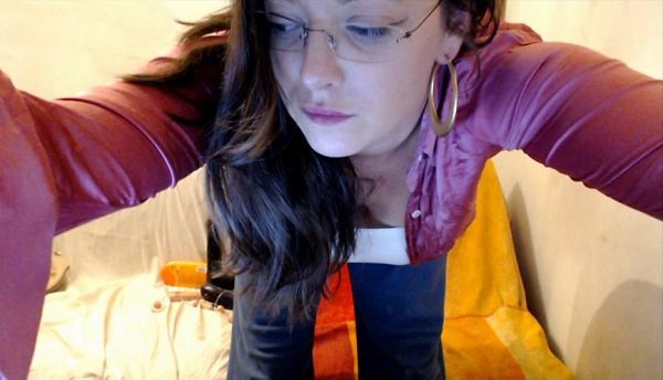 Girl loves to play naughty on camera Girl loves to play naughty on camera