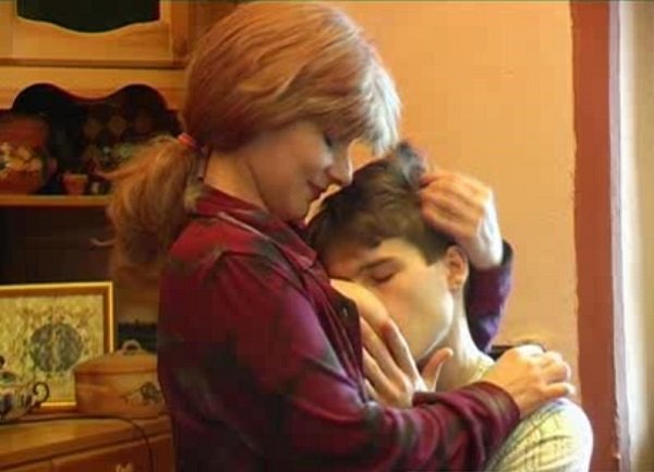 Мать приласкала сына Мать приласкала сына