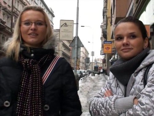 Присунул одной из девочек в подъезде Присунул одной из девочек в подъезде